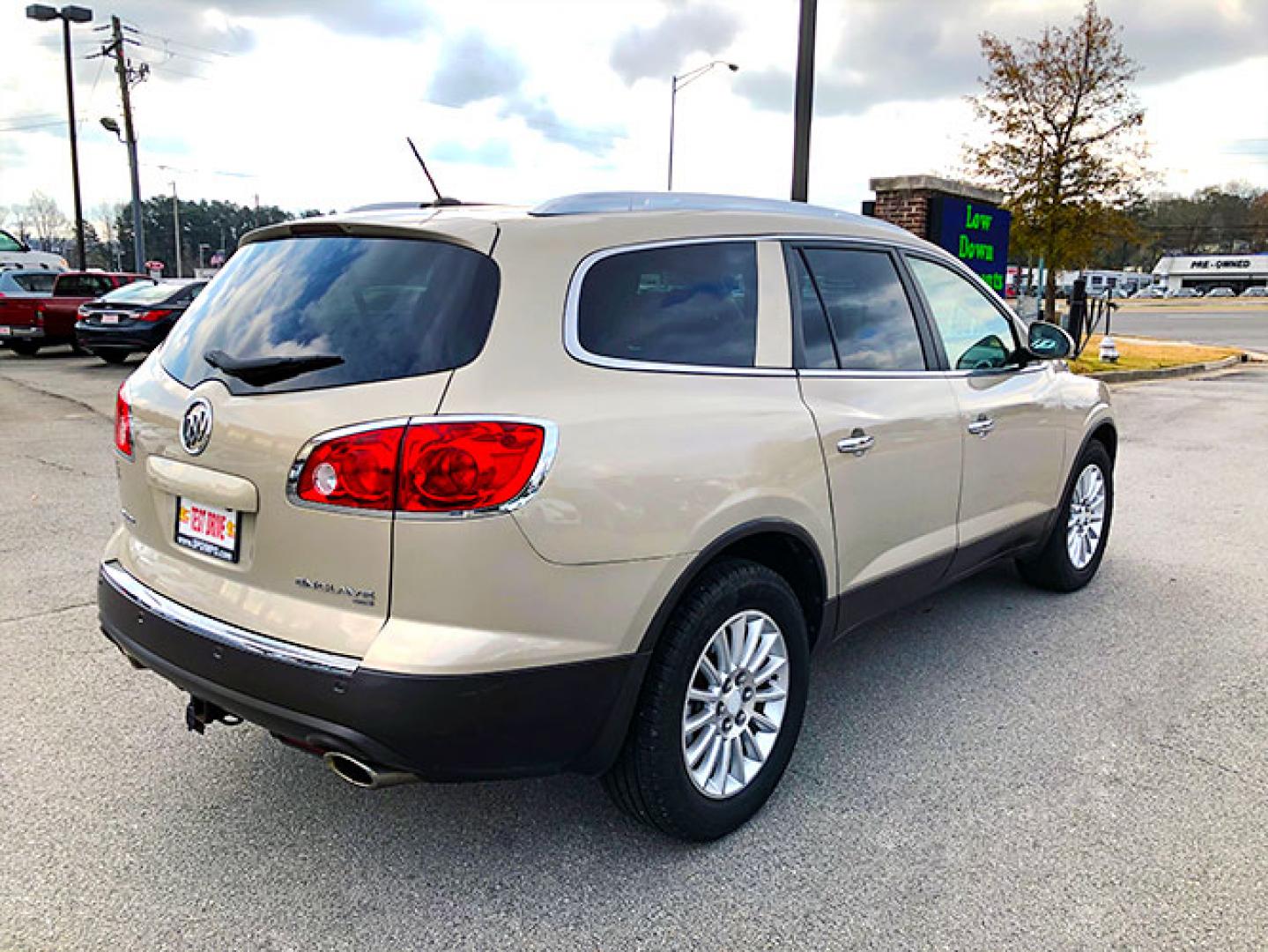 2012 Buick Enclave Leather AWD (5GAKVCED9CJ) with an 3.6L V6 DOHC 24V engine, 6-Speed Automatic Overdrive transmission, located at 620 Jesse Jewell Pkwy, Gainesville, GA, 30501, (678) 450-1000, 34.305923, -83.809784 - Photo#7