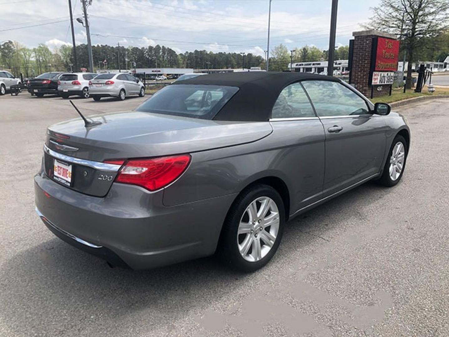 2012 Chrysler 200 Touring Convertible (1C3BCBEB0CN) with an 2.4L L4 DOHC 16V engine, 6-Speed Automatic transmission, located at 7710 Tara Blvd, Jonesboro, GA, 30236, (678) 450-1000, 33.544365, -84.367821 - Photo#9