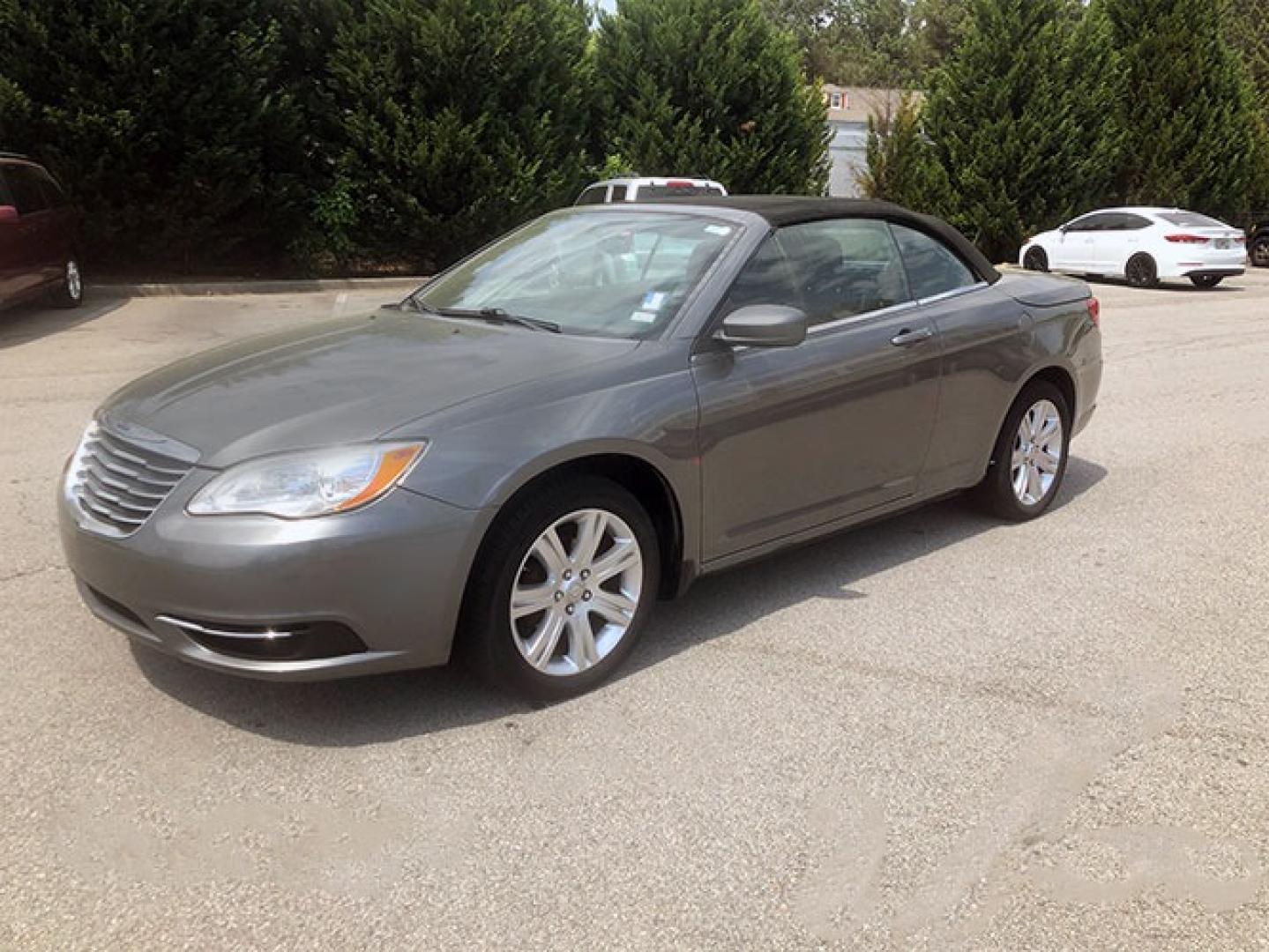 2012 Chrysler 200 Touring Convertible (1C3BCBEB0CN) with an 2.4L L4 DOHC 16V engine, 6-Speed Automatic transmission, located at 7710 Tara Blvd, Jonesboro, GA, 30236, (678) 450-1000, 33.544365, -84.367821 - Photo#4