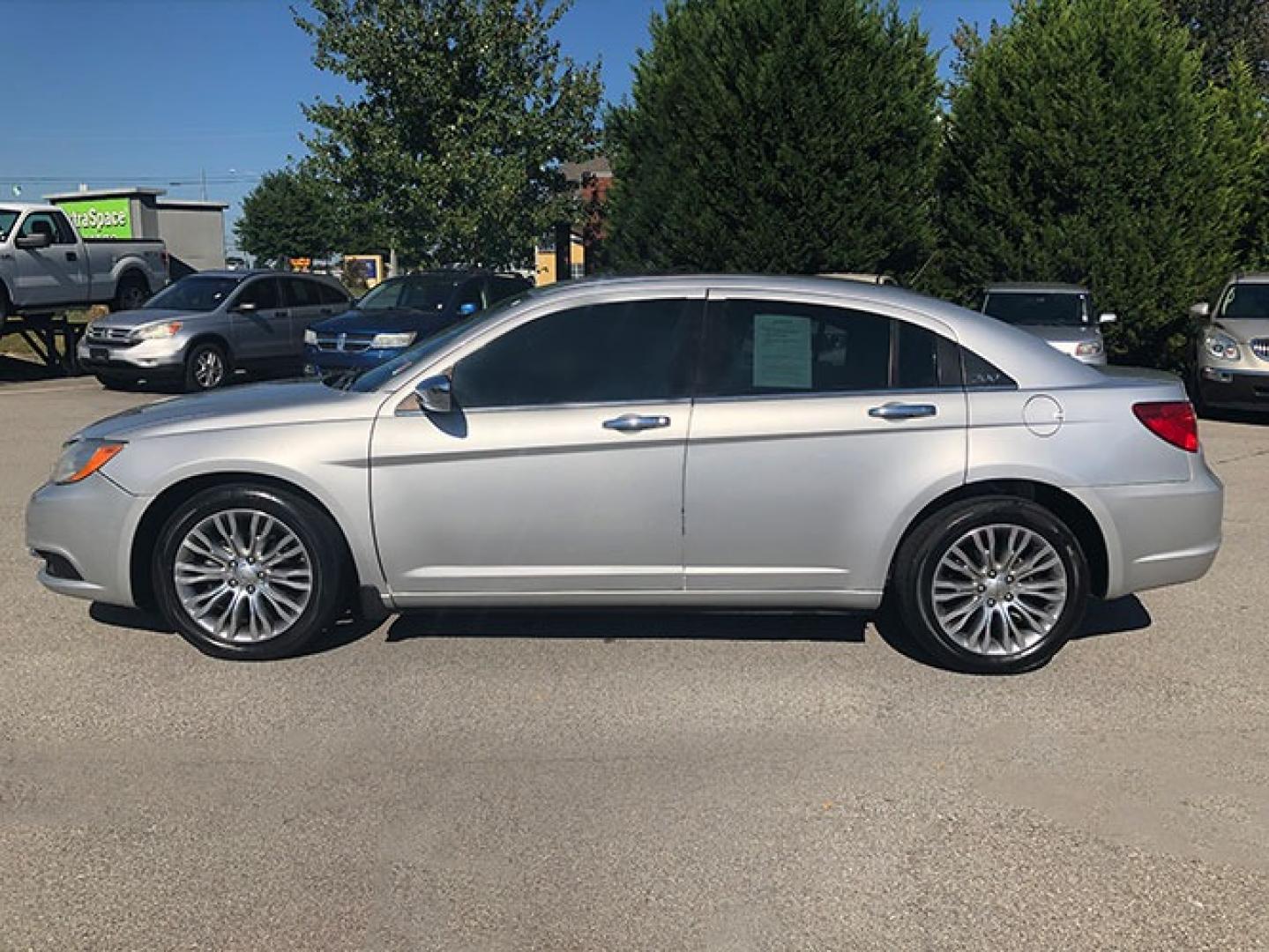 2012 Chrysler 200 Limited (1C3CCBCG3CN) with an 3.6L V6 DOHC 24V FFV engine, 6-Speed Automatic transmission, located at 620 Jesse Jewell Pkwy, Gainesville, GA, 30501, (678) 450-1000, 34.305923, -83.809784 - Photo#3