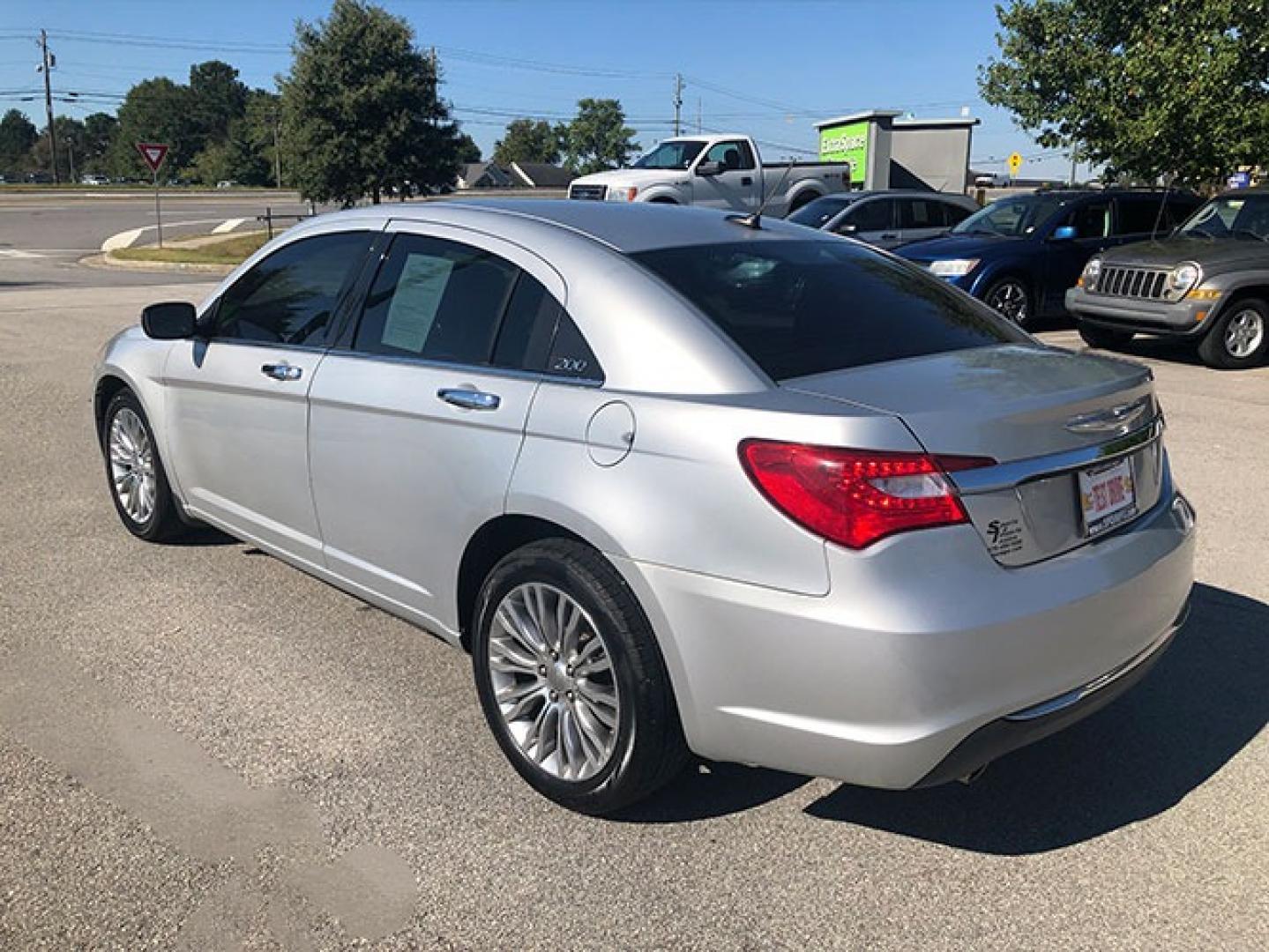 2012 Chrysler 200 Limited (1C3CCBCG3CN) with an 3.6L V6 DOHC 24V FFV engine, 6-Speed Automatic transmission, located at 620 Jesse Jewell Pkwy, Gainesville, GA, 30501, (678) 450-1000, 34.305923, -83.809784 - Photo#4