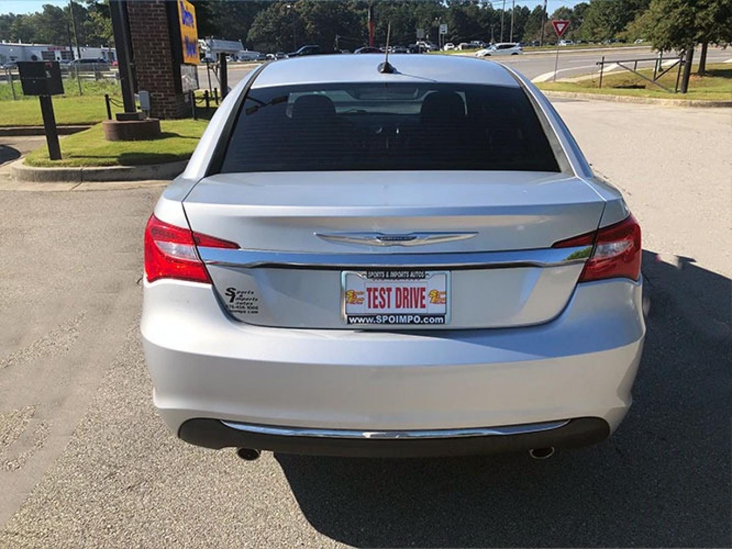 2012 Chrysler 200 Limited (1C3CCBCG3CN) with an 3.6L V6 DOHC 24V FFV engine, 6-Speed Automatic transmission, located at 620 Jesse Jewell Pkwy, Gainesville, GA, 30501, (678) 450-1000, 34.305923, -83.809784 - Photo#5