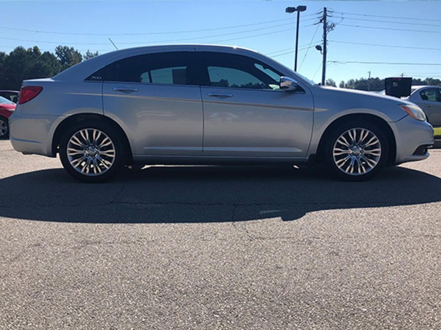 2012 Chrysler 200 Limited (1C3CCBCG3CN) with an 3.6L V6 DOHC 24V FFV engine, 6-Speed Automatic transmission, located at 620 Jesse Jewell Pkwy, Gainesville, GA, 30501, (678) 450-1000, 34.305923, -83.809784 - Photo#7