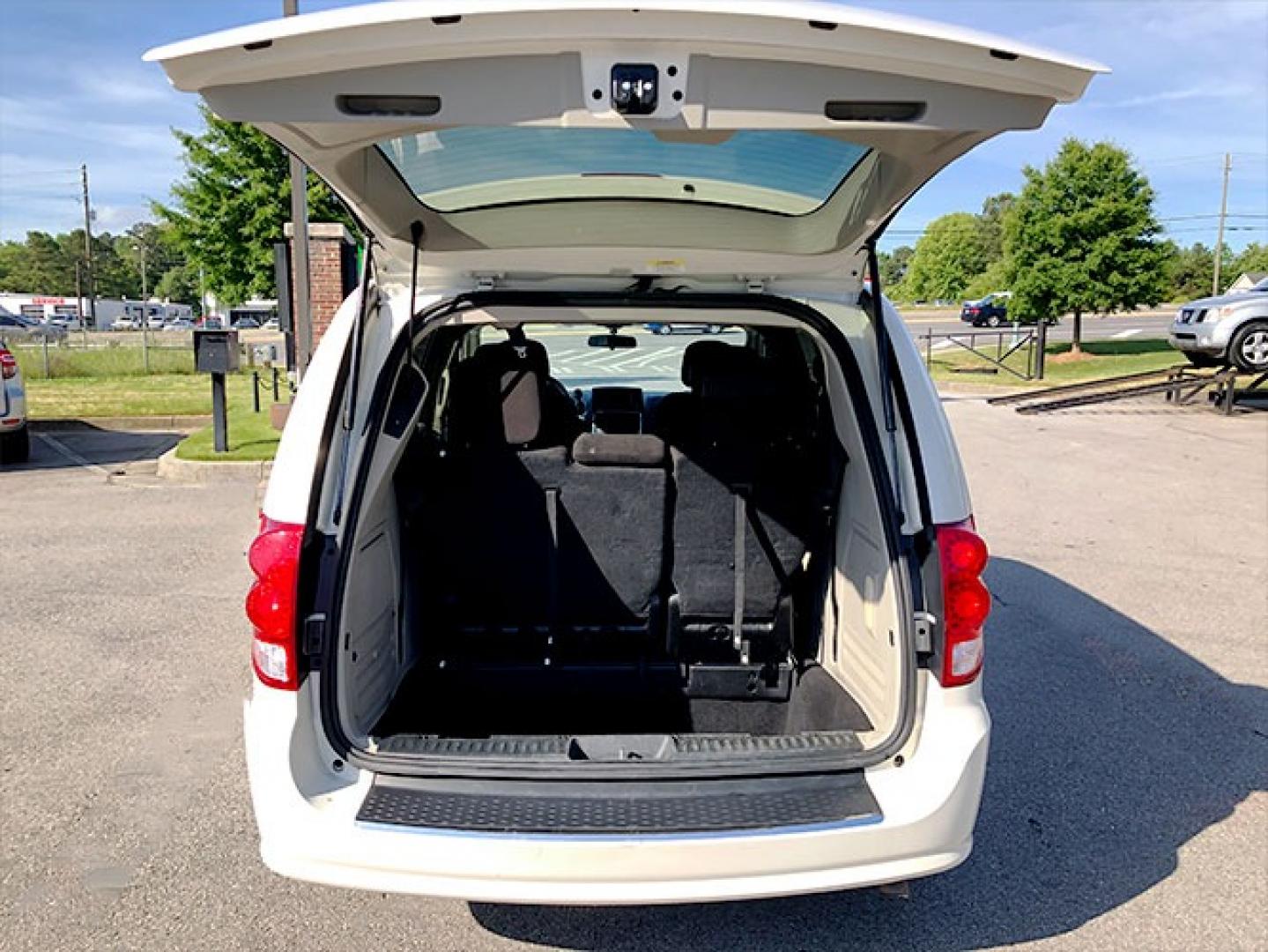 2012 Dodge Grand Caravan Crew (2C4RDGDG6CR) with an 3.6L V6 DOHC 24V engine, 6-Speed Automatic transmission, located at 7710 Tara Blvd, Jonesboro, GA, 30236, (678) 450-1000, 33.544365, -84.367821 - Photo#4