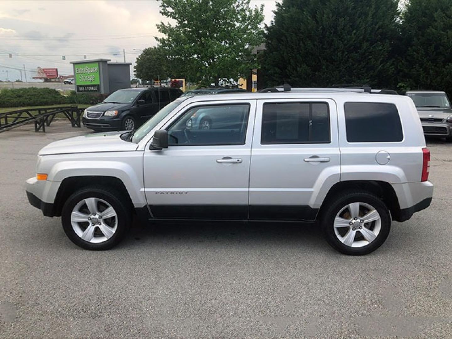 2012 Jeep Patriot Limited 4WD (1C4NJRCB5CD) with an 2.4L L4 DOHC 16V engine, located at 7710 Tara Blvd, Jonesboro, GA, 30236, (678) 450-1000, 33.544365, -84.367821 - Photo#3