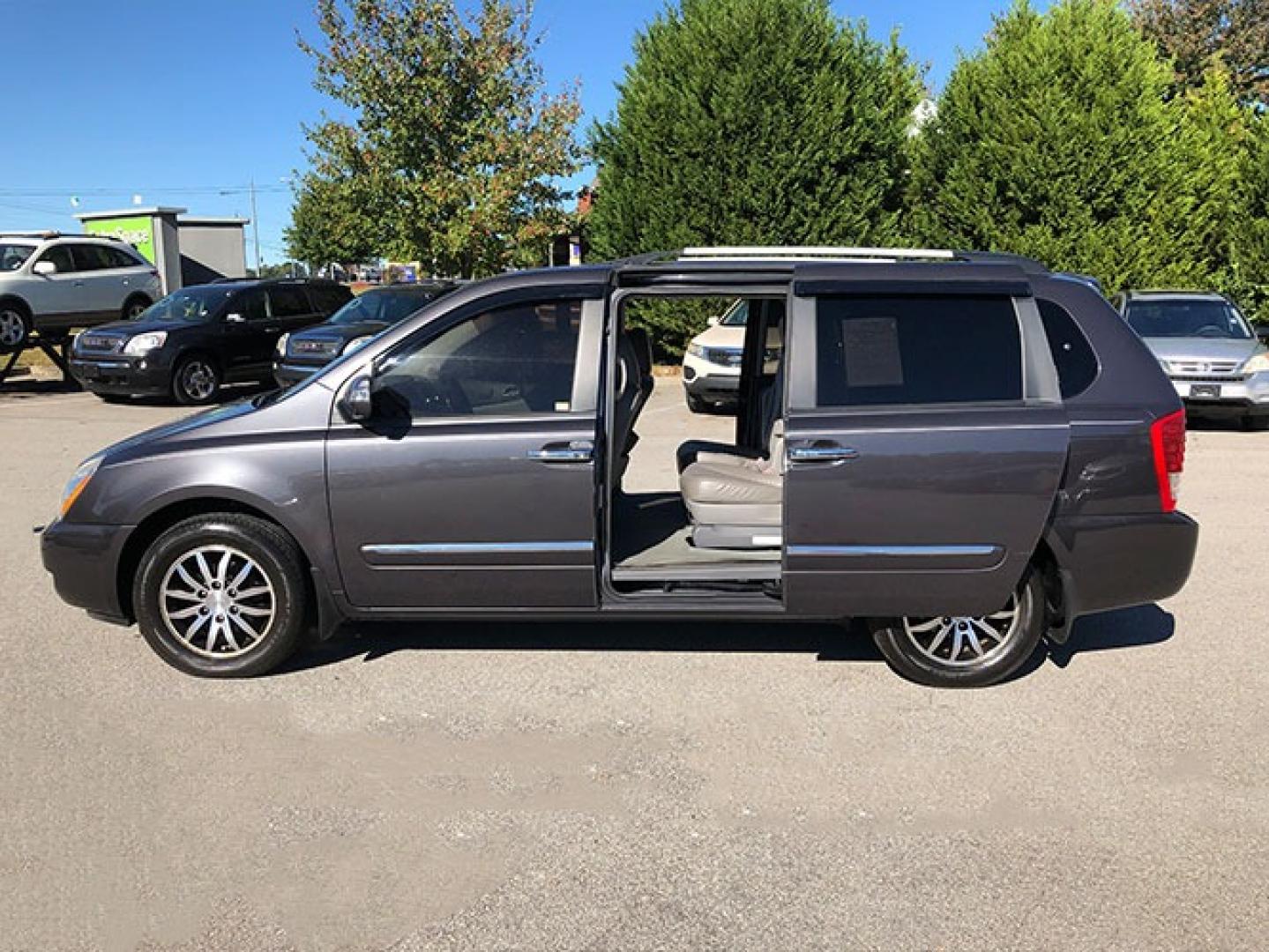 2012 Kia Sedona EX LWB (KNDMH4C72C6) with an 3.8L V6 DOHC 24V engine, 5-Speed Automatic transmission, located at 620 Jesse Jewell Pkwy, Gainesville, GA, 30501, (678) 450-1000, 34.305923, -83.809784 - Photo#4