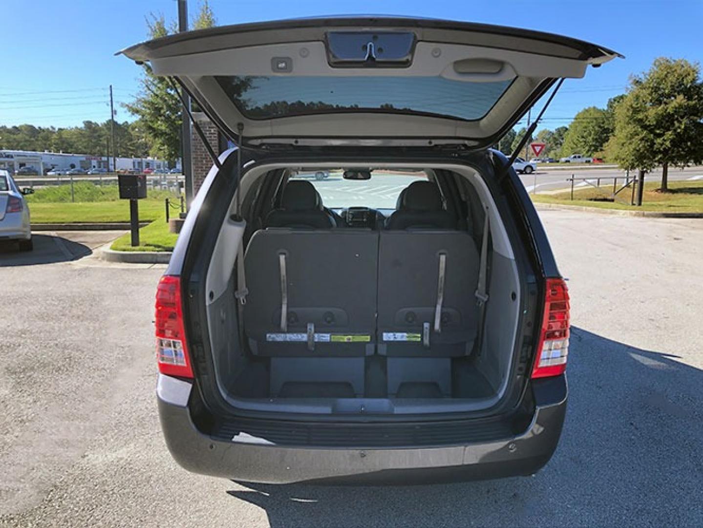 2012 Kia Sedona EX LWB (KNDMH4C72C6) with an 3.8L V6 DOHC 24V engine, 5-Speed Automatic transmission, located at 620 Jesse Jewell Pkwy, Gainesville, GA, 30501, (678) 450-1000, 34.305923, -83.809784 - Photo#7