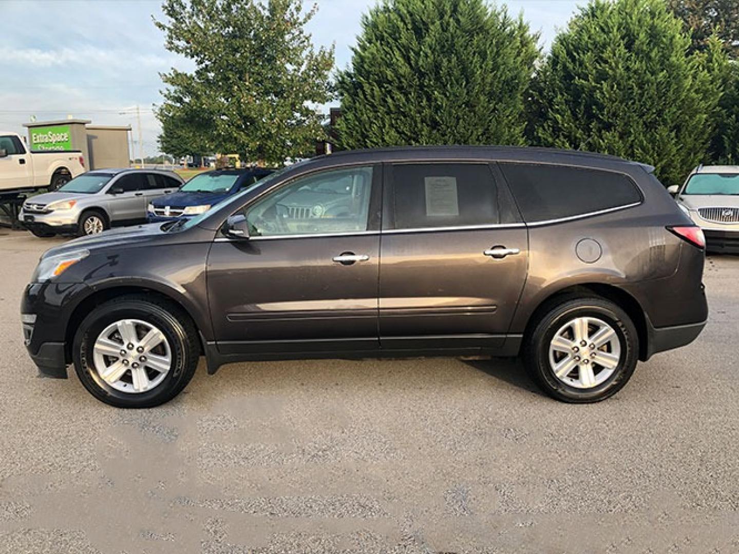 2013 Chevrolet Traverse 2LT AWD (1GNKVJKD6DJ) with an 3.6L V6 DOHC 24V engine, 6-Speed Automatic transmission, located at 620 Jesse Jewell Pkwy, Gainesville, GA, 30501, (678) 450-1000, 34.305923, -83.809784 - Photo#3