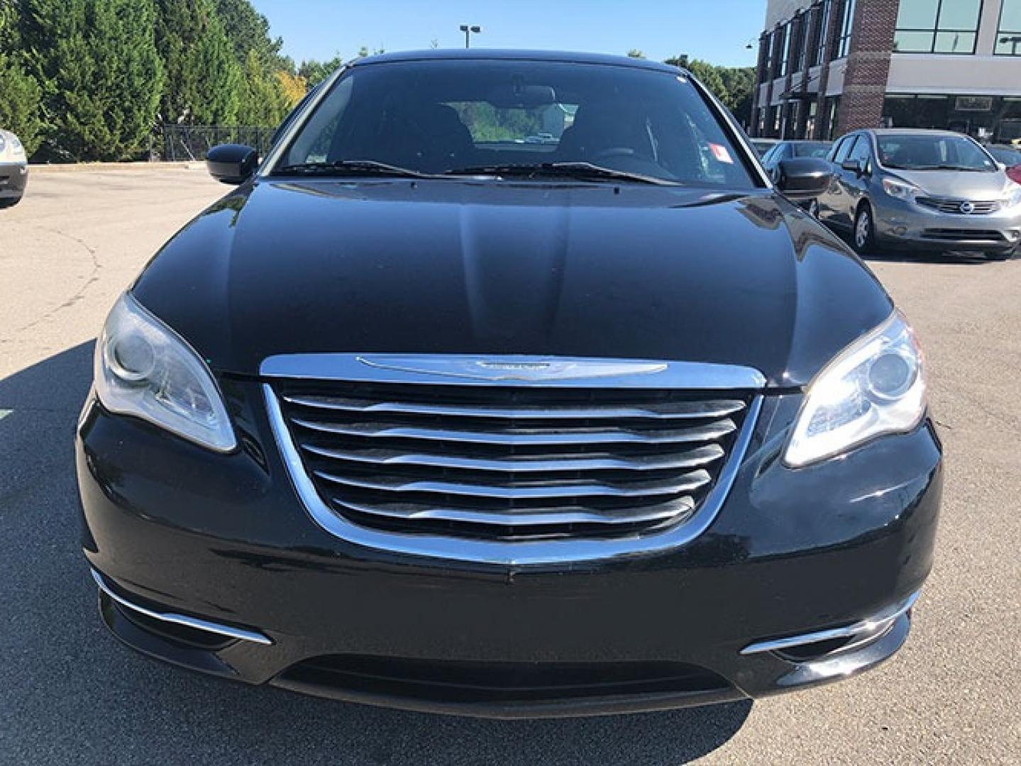 2013 Chrysler 200 LX (1C3CCBAG0DN) with an 3.6L V6 DOHC 24V FFV engine, 6-Speed Automatic transmission, located at 7710 Tara Blvd, Jonesboro, GA, 30236, (678) 450-1000, 33.544365, -84.367821 - Photo#1