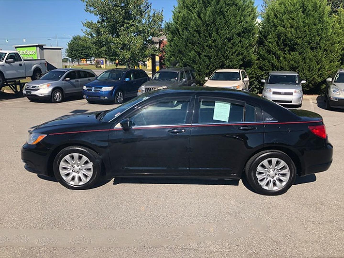 2013 Chrysler 200 LX (1C3CCBAG0DN) with an 3.6L V6 DOHC 24V FFV engine, 6-Speed Automatic transmission, located at 7710 Tara Blvd, Jonesboro, GA, 30236, (678) 450-1000, 33.544365, -84.367821 - Photo#3