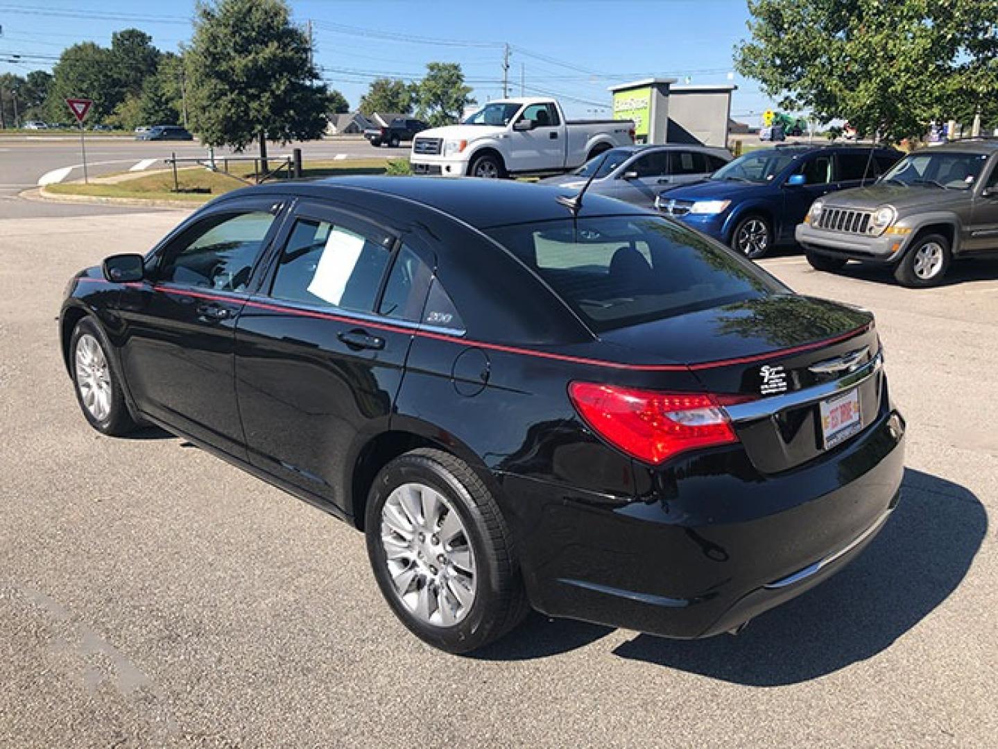 2013 Chrysler 200 LX (1C3CCBAG0DN) with an 3.6L V6 DOHC 24V FFV engine, 6-Speed Automatic transmission, located at 7710 Tara Blvd, Jonesboro, GA, 30236, (678) 450-1000, 33.544365, -84.367821 - Photo#4