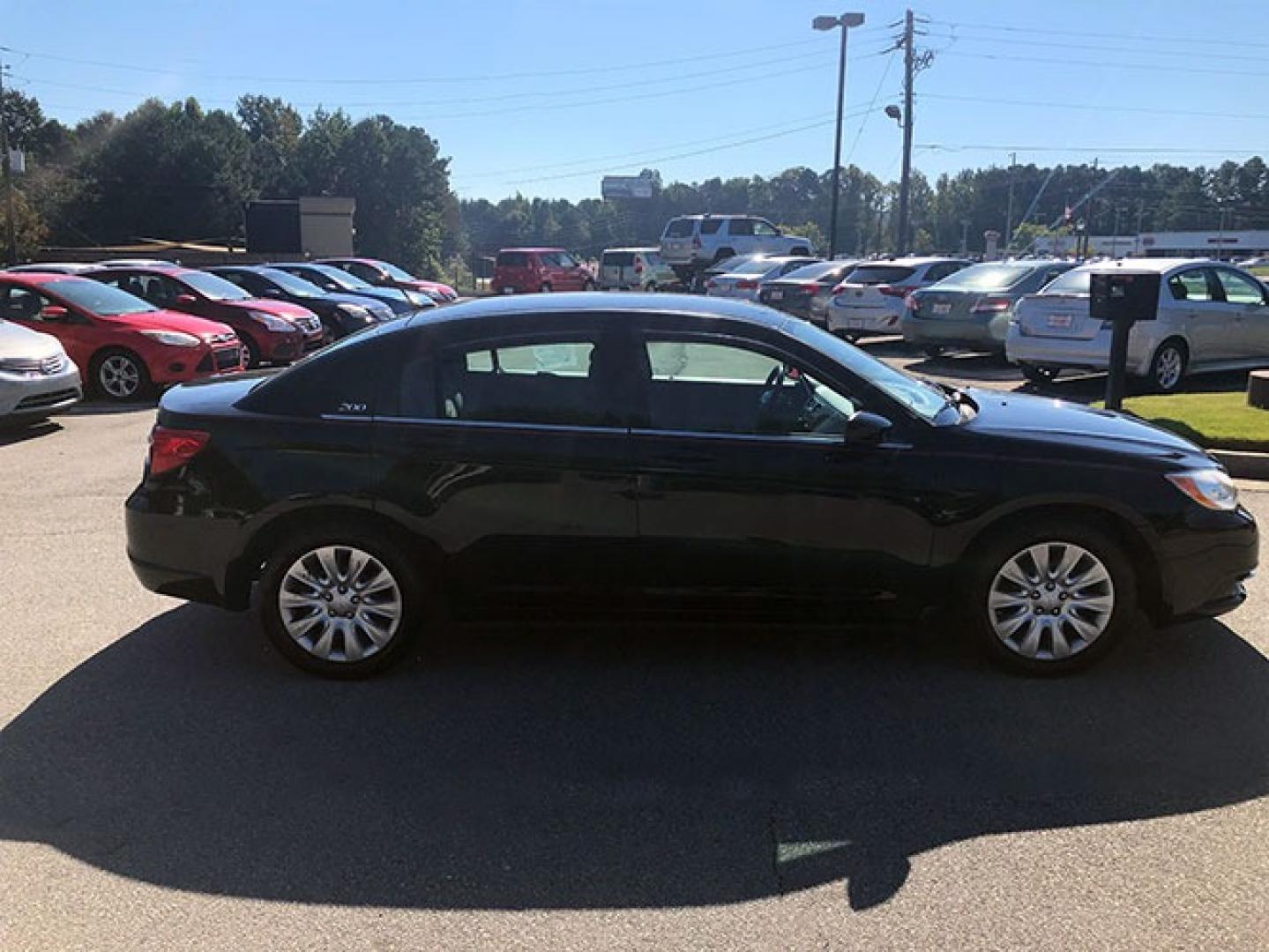 2013 Chrysler 200 LX (1C3CCBAG0DN) with an 3.6L V6 DOHC 24V FFV engine, 6-Speed Automatic transmission, located at 7710 Tara Blvd, Jonesboro, GA, 30236, (678) 450-1000, 33.544365, -84.367821 - Photo#7