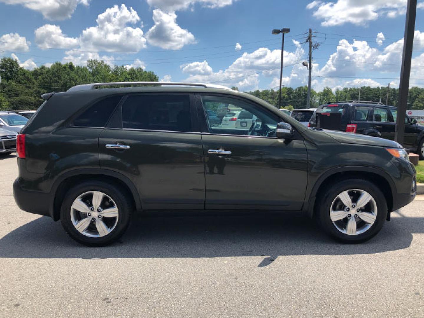 2013 Kia Sorento EX 2WD (5XYKU4A65DG) with an 2.4L L4 DOHC 16V engine, 6-Speed Automatic transmission, located at 620 Jesse Jewell Pkwy, Gainesville, GA, 30501, (678) 450-1000, 34.305923, -83.809784 - Photo#9