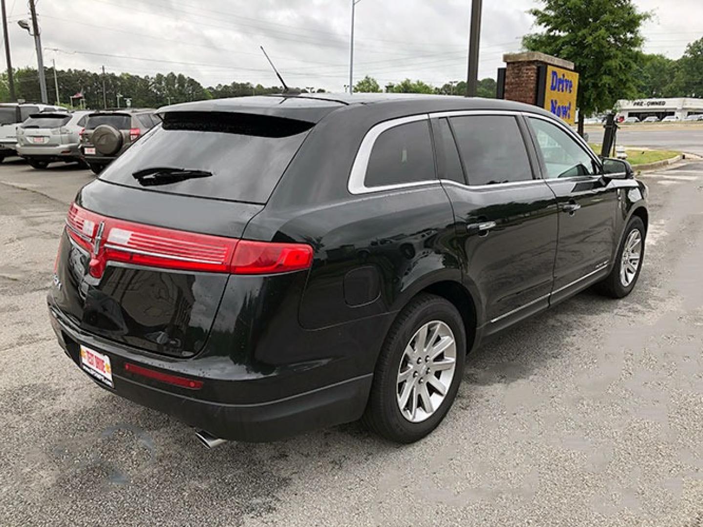 2013 Lincoln MKT Livery FWD (2LMGJ5M95DB) with an 2.0L L4 DOHC 16V engine, 6-Speed Automatic transmission, located at 7710 Tara Blvd, Jonesboro, GA, 30236, (678) 450-1000, 33.544365, -84.367821 - Photo#4