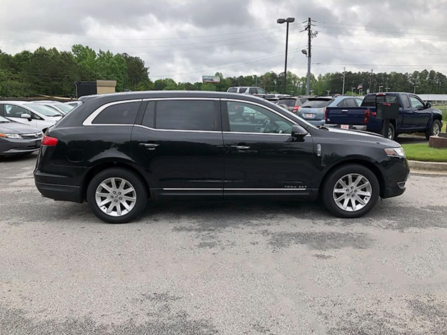 2013 Lincoln MKT Livery FWD (2LMGJ5M95DB) with an 2.0L L4 DOHC 16V engine, 6-Speed Automatic transmission, located at 7710 Tara Blvd, Jonesboro, GA, 30236, (678) 450-1000, 33.544365, -84.367821 - Photo#5