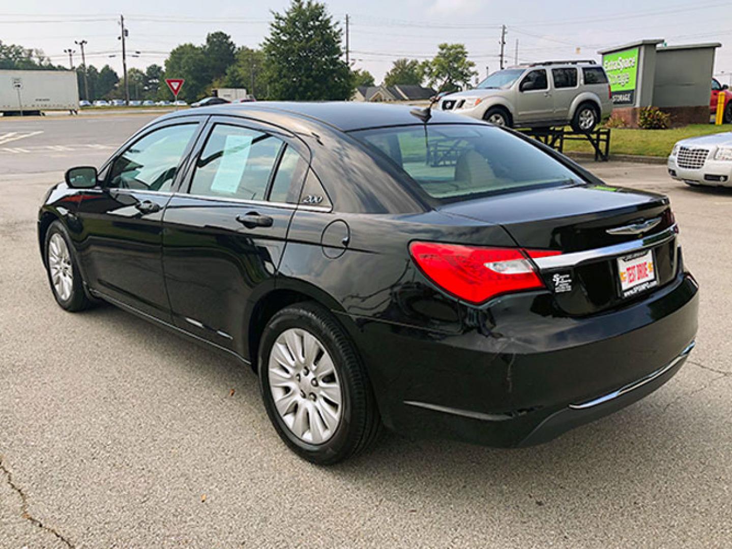 2014 Chrysler 200 LX (1C3CCBAB4EN) with an 2.4L L4 DOHC 16V engine, 6-Speed Automatic transmission, located at 620 Jesse Jewell Pkwy, Gainesville, GA, 30501, (678) 450-1000, 34.305923, -83.809784 - Photo#4