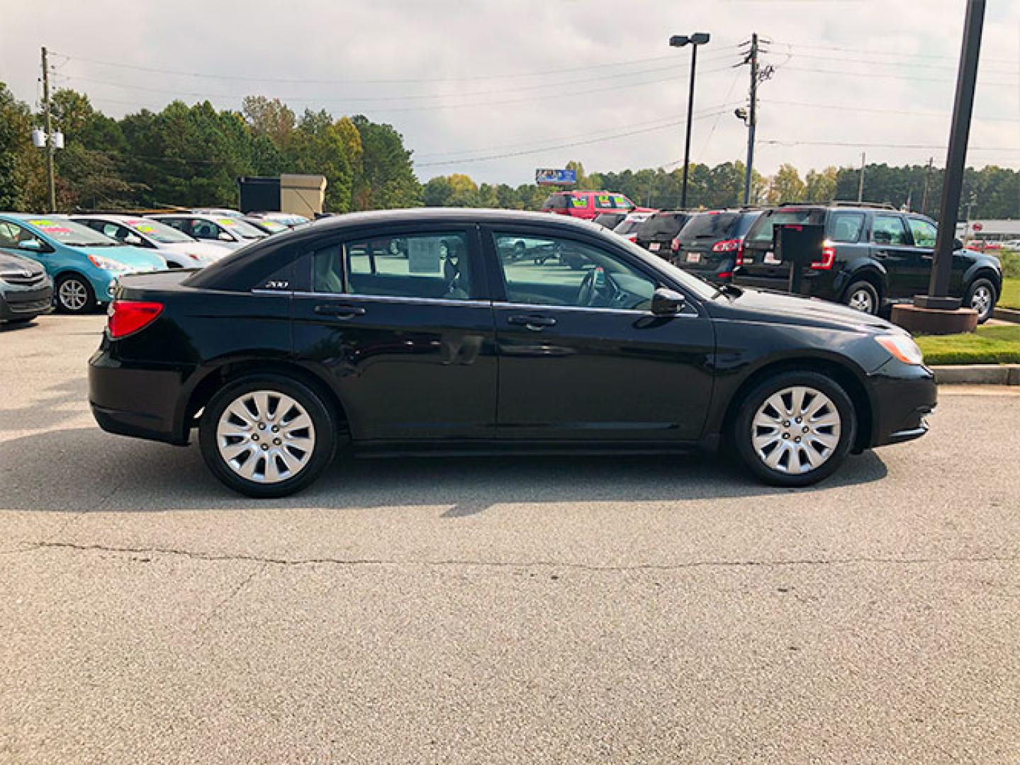 2014 Chrysler 200 LX (1C3CCBAB4EN) with an 2.4L L4 DOHC 16V engine, 6-Speed Automatic transmission, located at 620 Jesse Jewell Pkwy, Gainesville, GA, 30501, (678) 450-1000, 34.305923, -83.809784 - Photo#7