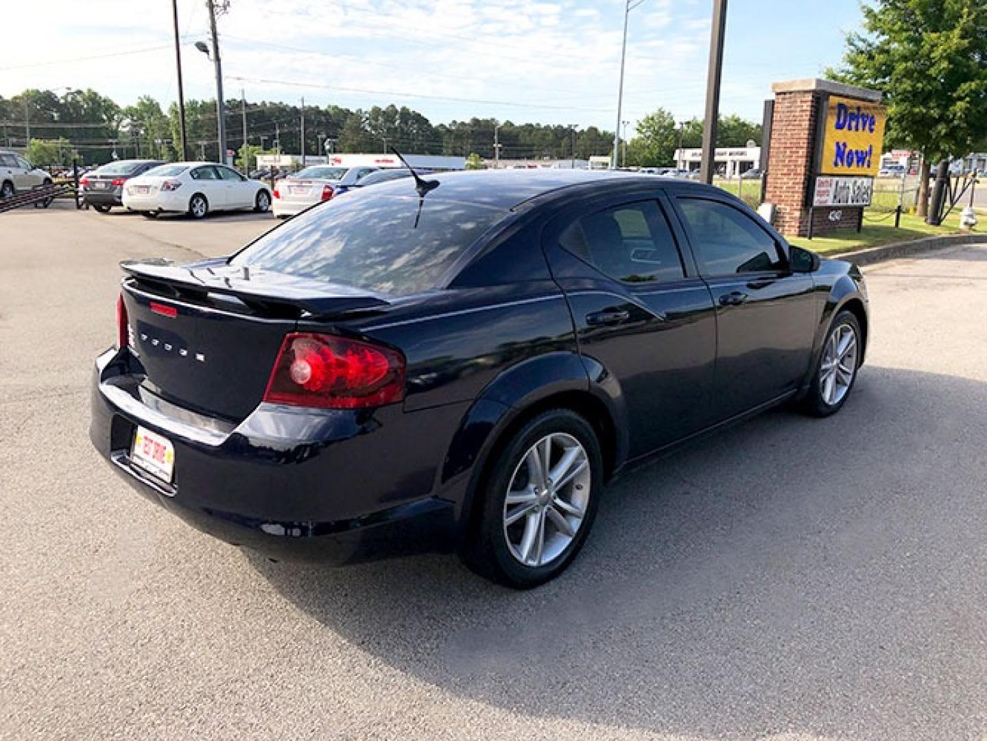 2014 Dodge Avenger SE (1C3CDZAB2EN) with an 2.4L L4 DOHC 16V engine, 4-Speed Automatic transmission, located at 7710 Tara Blvd, Jonesboro, GA, 30236, (678) 450-1000, 33.544365, -84.367821 - Photo#6