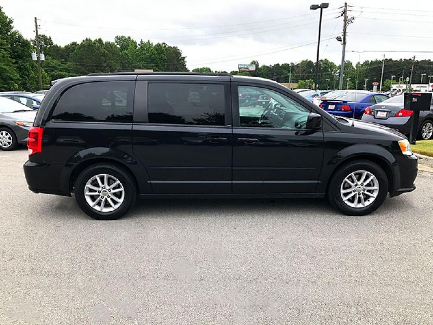 2014 Dodge Grand Caravan SXT (2C4RDGCG9ER) with an 3.6L V6 DOHC 24V engine, 6-Speed Automatic transmission, located at 7710 Tara Blvd, Jonesboro, GA, 30236, (678) 450-1000, 33.544365, -84.367821 - Photo#9