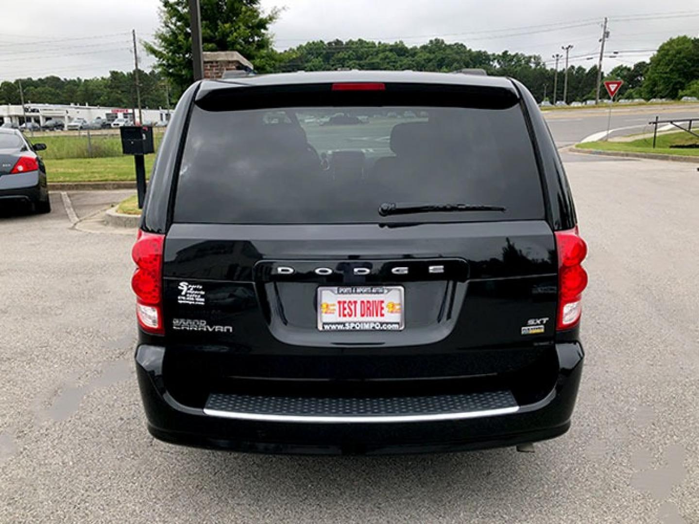 2014 Dodge Grand Caravan SXT (2C4RDGCG9ER) with an 3.6L V6 DOHC 24V engine, 6-Speed Automatic transmission, located at 7710 Tara Blvd, Jonesboro, GA, 30236, (678) 450-1000, 33.544365, -84.367821 - Photo#6