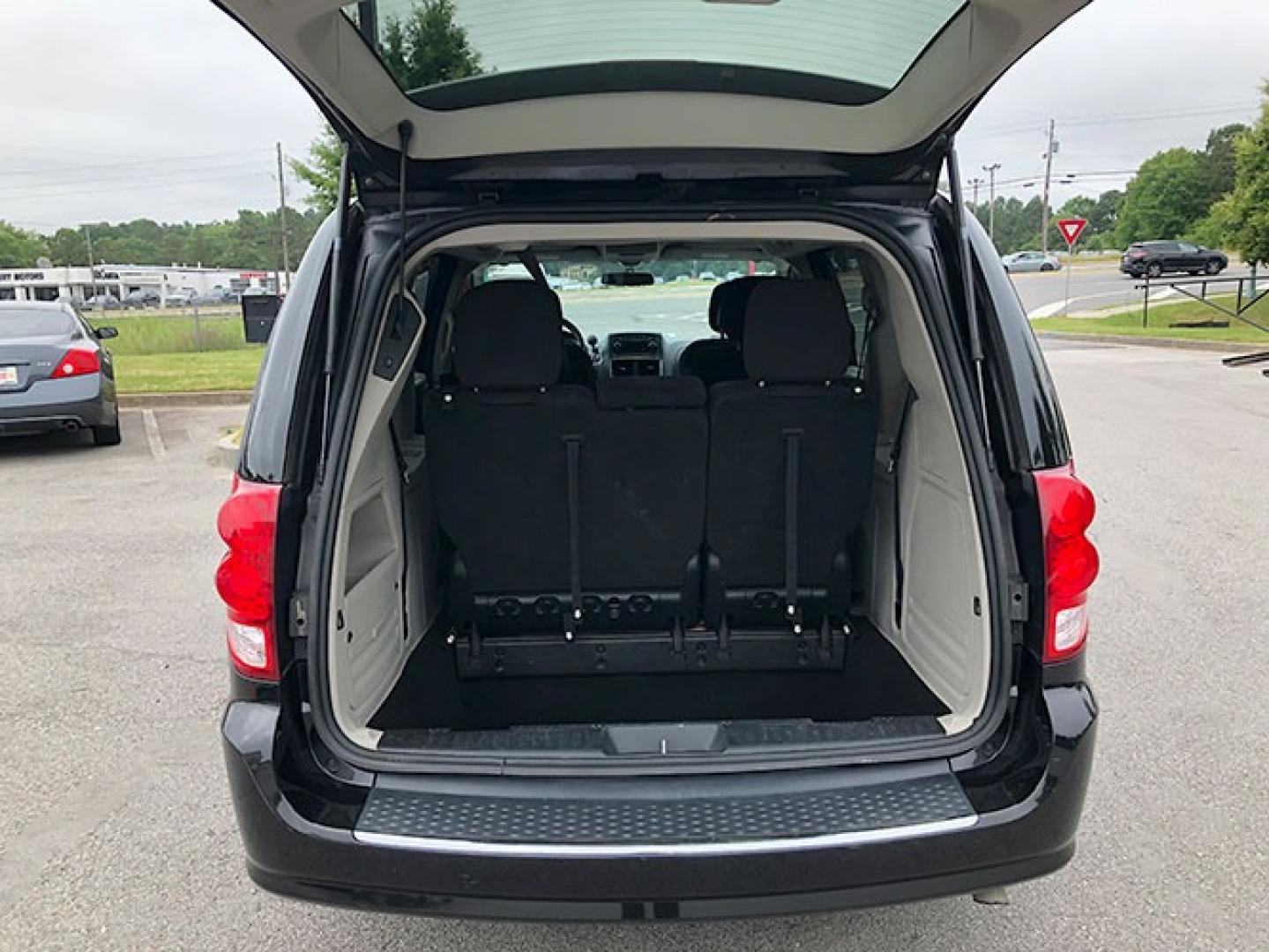 2014 Dodge Grand Caravan SXT (2C4RDGCG9ER) with an 3.6L V6 DOHC 24V engine, 6-Speed Automatic transmission, located at 7710 Tara Blvd, Jonesboro, GA, 30236, (678) 450-1000, 33.544365, -84.367821 - Photo#7