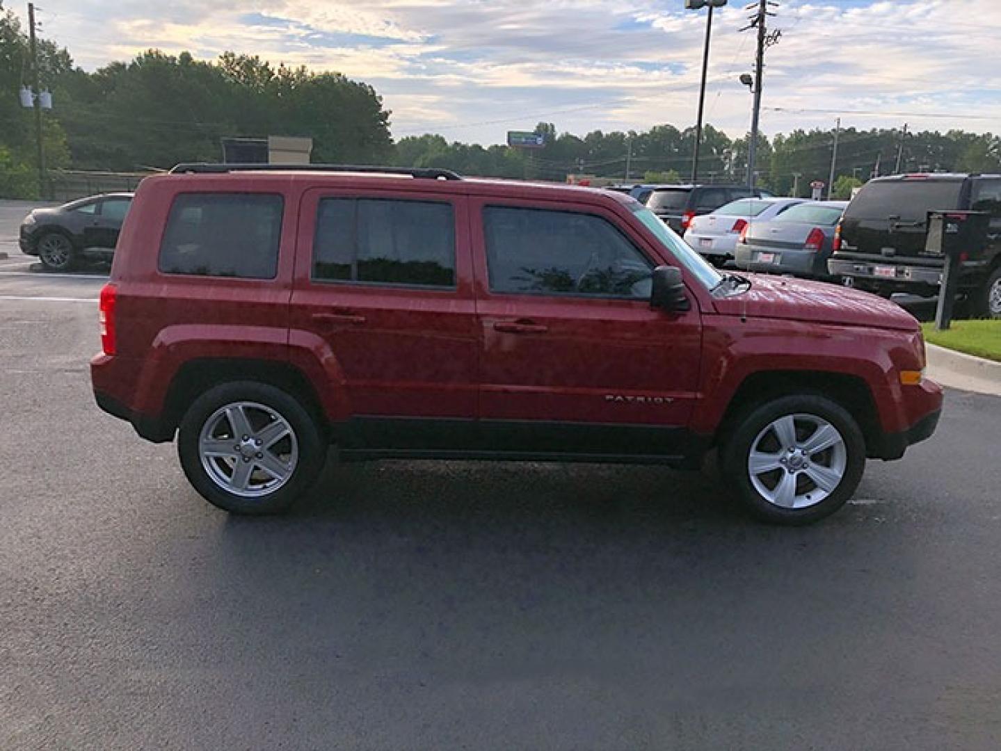 2014 Jeep Patriot Latitude 2WD (1C4NJPFB7ED) with an 2.4L L4 DOHC 16V engine, located at 7710 Tara Blvd, Jonesboro, GA, 30236, (678) 450-1000, 33.544365, -84.367821 - Photo#6