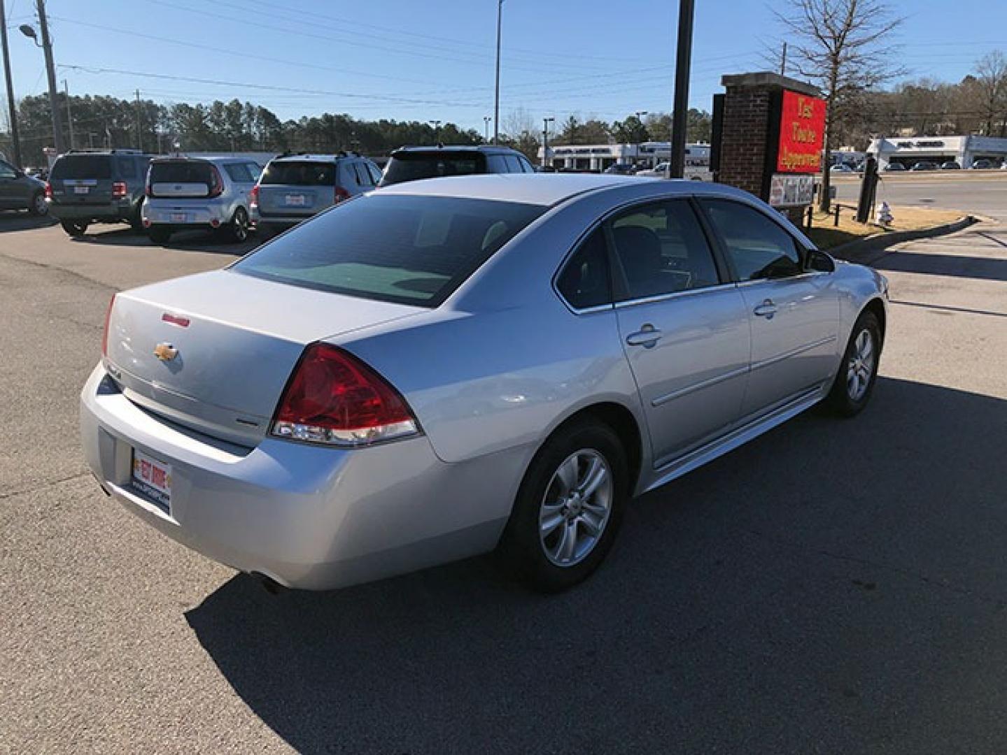 2016 Chevrolet Impala Limited LS (2G1WA5E31G1) with an 3.6L V6 DOHC 16V FFV engine, 6-Speed Automatic transmission, located at 620 Jesse Jewell Pkwy, Gainesville, GA, 30501, (678) 450-1000, 34.305923, -83.809784 - Photo#6