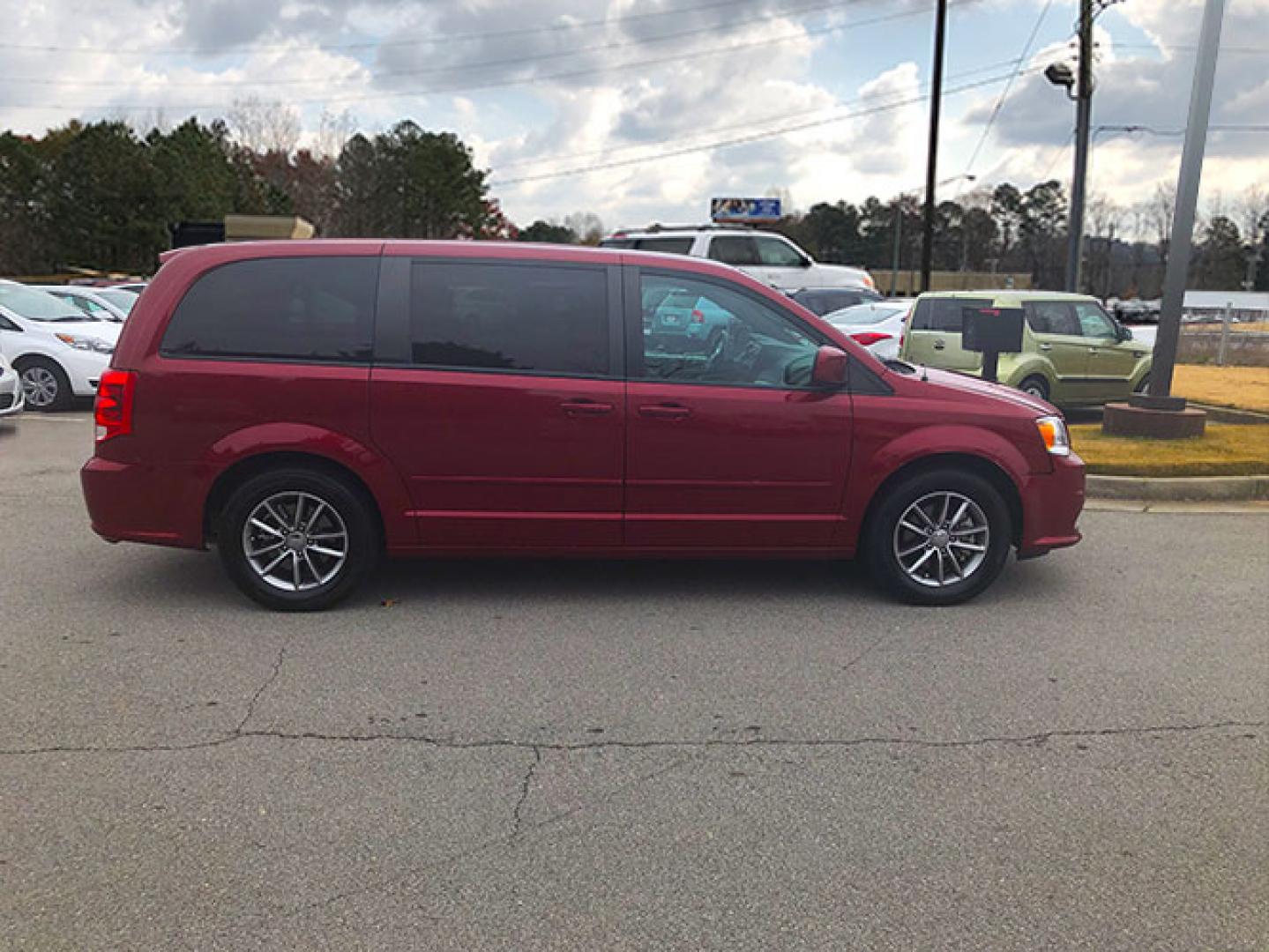 2016 Dodge Grand Caravan SE (2C4RDGBG9GR) with an 3.6L V6 DOHC 24V engine, 6-Speed Automatic transmission, located at 620 Jesse Jewell Pkwy, Gainesville, GA, 30501, (678) 450-1000, 34.305923, -83.809784 - Photo#5