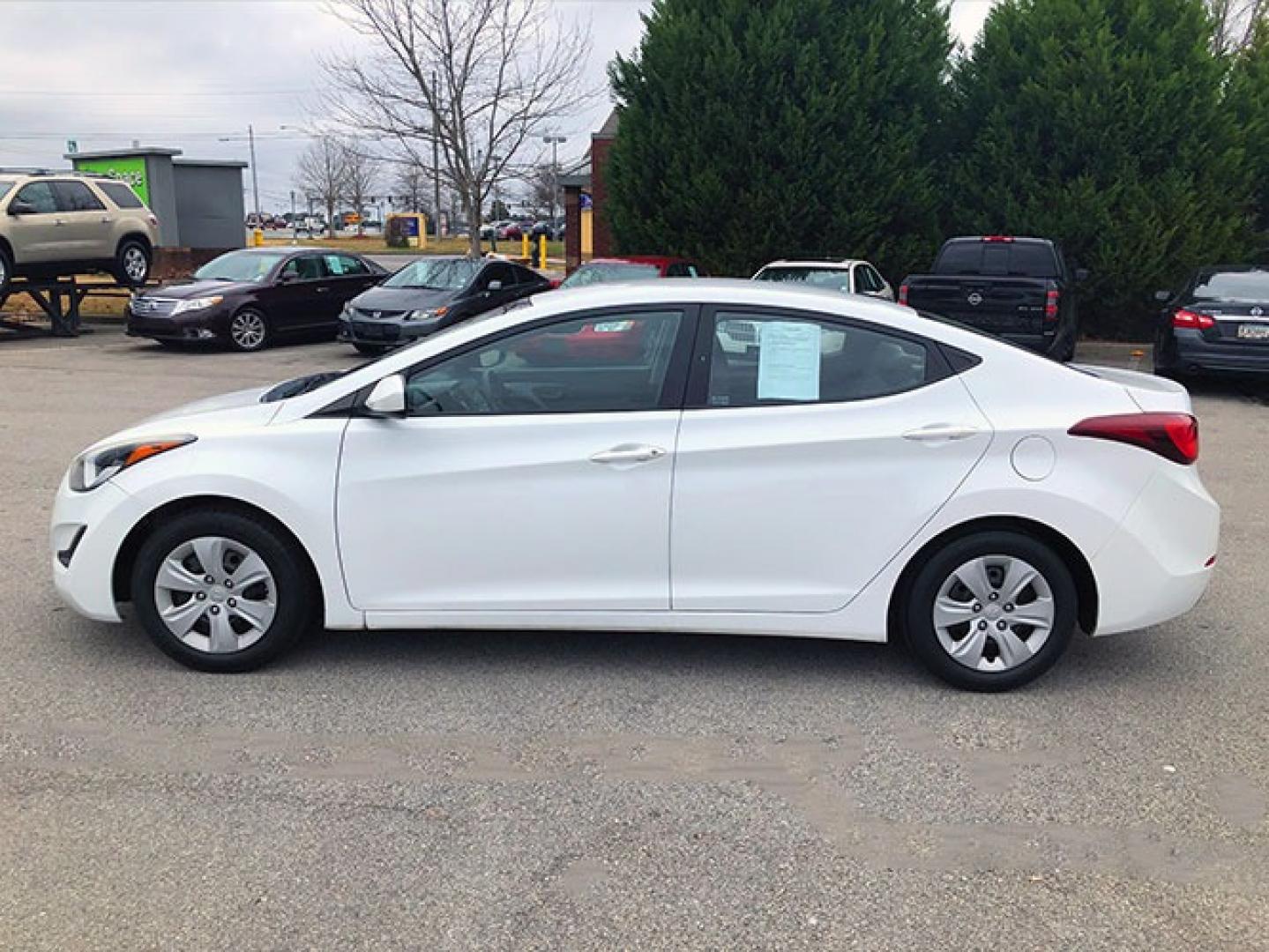 2016 Hyundai Elantra Limited (5NPDH4AE5GH) with an 1.8L L4 DOHC 16V engine, 6-Speed Automatic transmission, located at 7710 Tara Blvd, Jonesboro, GA, 30236, (678) 450-1000, 33.544365, -84.367821 - Photo#3