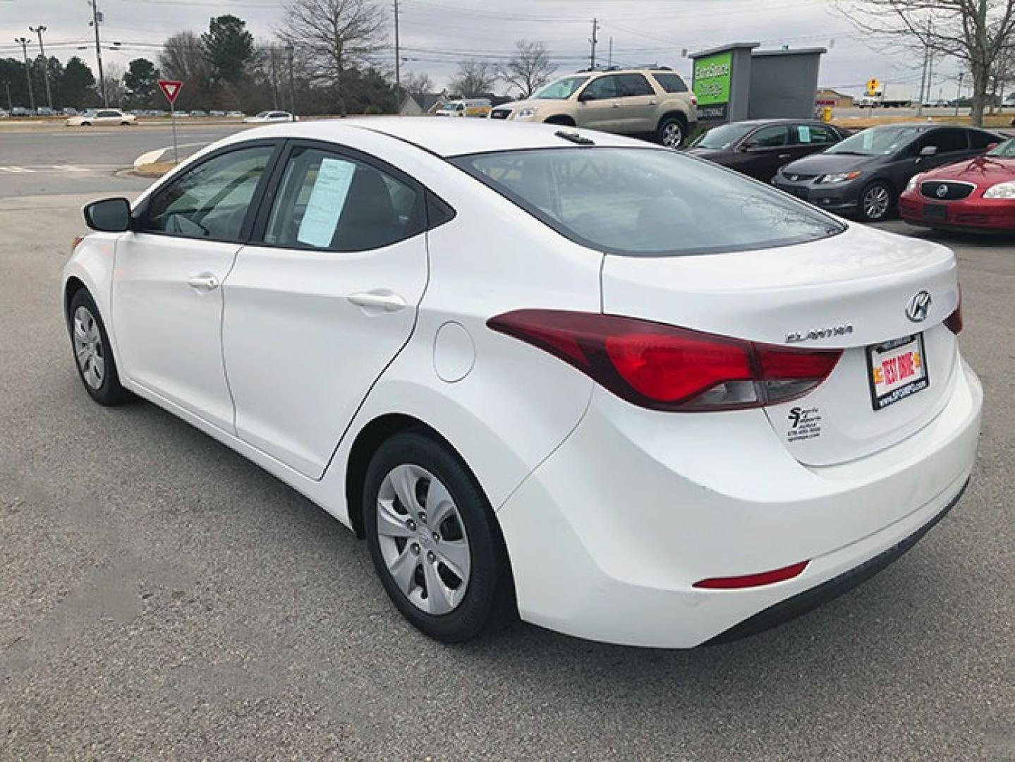 2016 Hyundai Elantra Limited (5NPDH4AE5GH) with an 1.8L L4 DOHC 16V engine, 6-Speed Automatic transmission, located at 7710 Tara Blvd, Jonesboro, GA, 30236, (678) 450-1000, 33.544365, -84.367821 - Photo#4