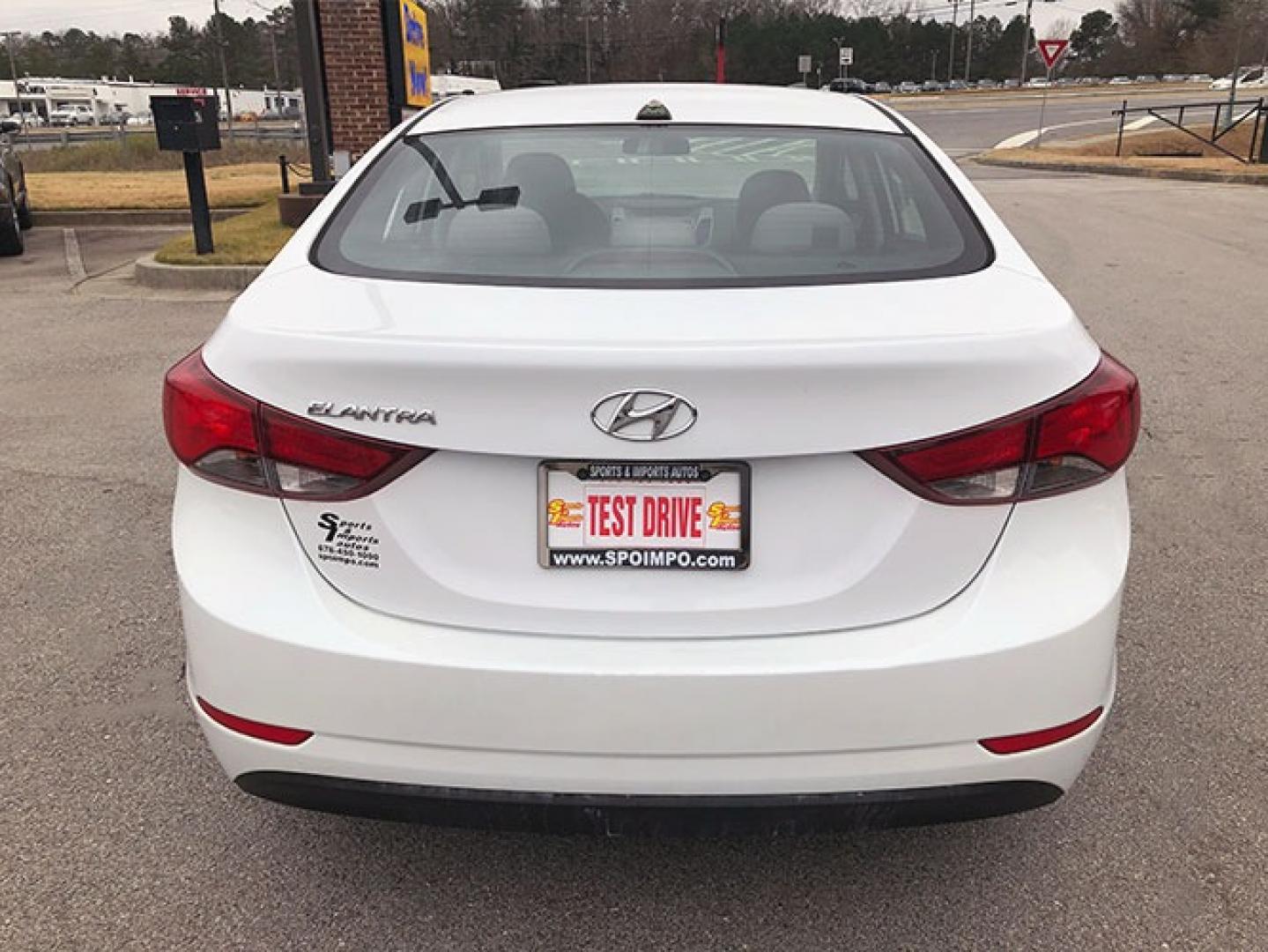 2016 Hyundai Elantra Limited (5NPDH4AE5GH) with an 1.8L L4 DOHC 16V engine, 6-Speed Automatic transmission, located at 7710 Tara Blvd, Jonesboro, GA, 30236, (678) 450-1000, 33.544365, -84.367821 - Photo#5