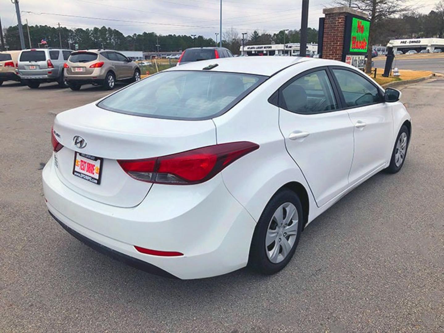 2016 Hyundai Elantra Limited (5NPDH4AE5GH) with an 1.8L L4 DOHC 16V engine, 6-Speed Automatic transmission, located at 7710 Tara Blvd, Jonesboro, GA, 30236, (678) 450-1000, 33.544365, -84.367821 - Photo#6