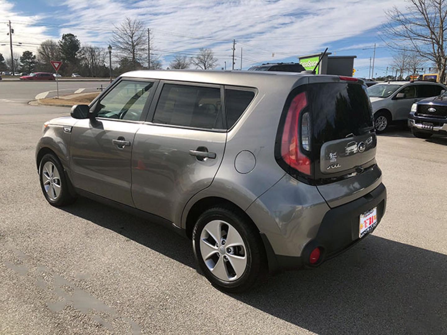 2016 Kia Soul Base 6A (KNDJN2A26G7) with an 1.6L L4 DOHC 16V engine, 6-Speed Automatic transmission, located at 620 Jesse Jewell Pkwy, Gainesville, GA, 30501, (678) 450-1000, 34.305923, -83.809784 - Photo#4