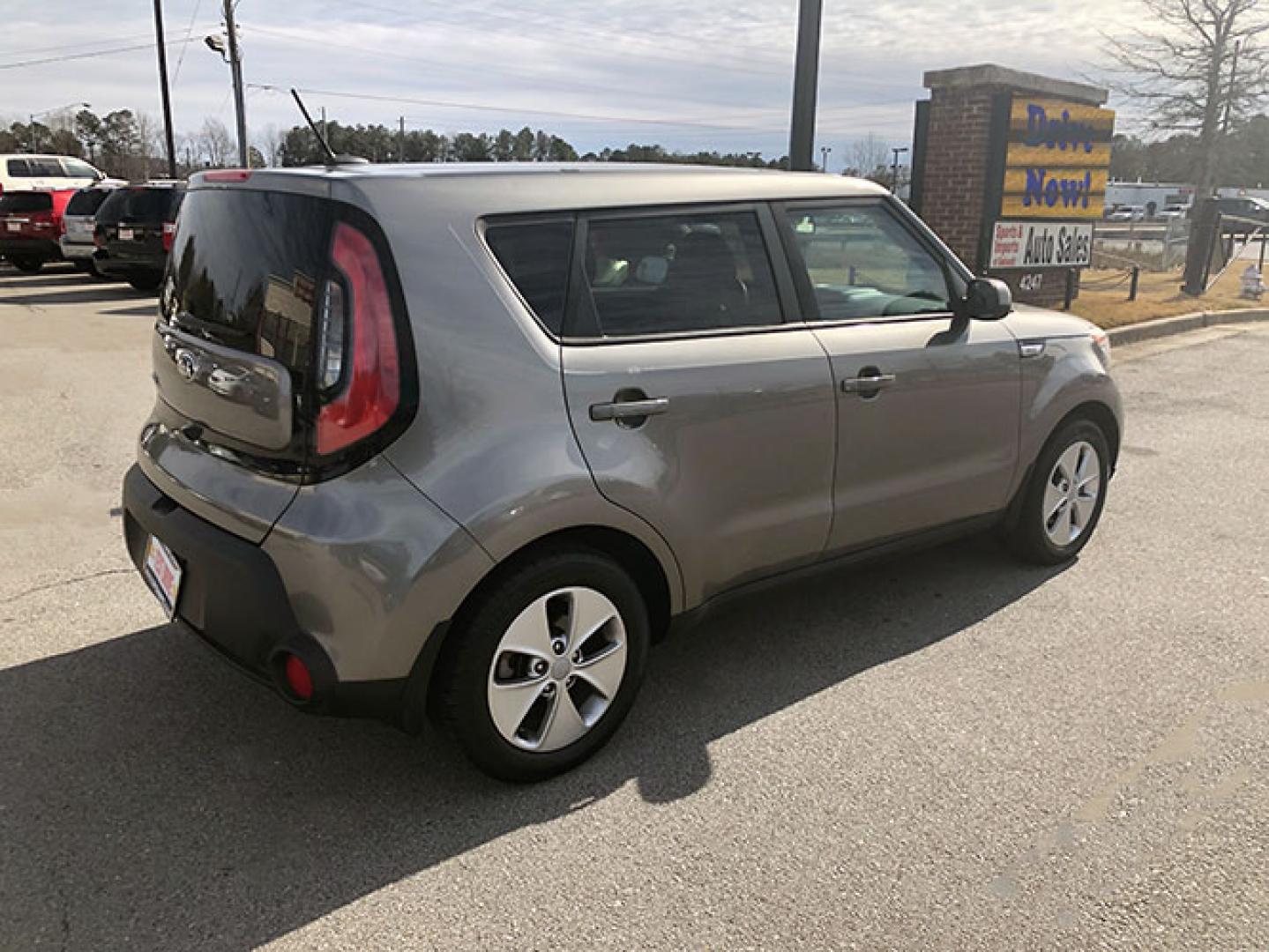 2016 Kia Soul Base 6A (KNDJN2A26G7) with an 1.6L L4 DOHC 16V engine, 6-Speed Automatic transmission, located at 620 Jesse Jewell Pkwy, Gainesville, GA, 30501, (678) 450-1000, 34.305923, -83.809784 - Photo#6