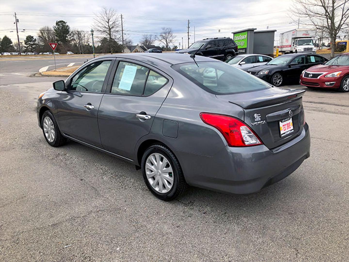 2017 Nissan Versa 1.6 S 4A (3N1CN7AP0HL) with an 1.6L L4 DOHC 16V engine, 4-Speed Automatic transmission, located at 620 Jesse Jewell Pkwy, Gainesville, GA, 30501, (678) 450-1000, 34.305923, -83.809784 - Photo#4