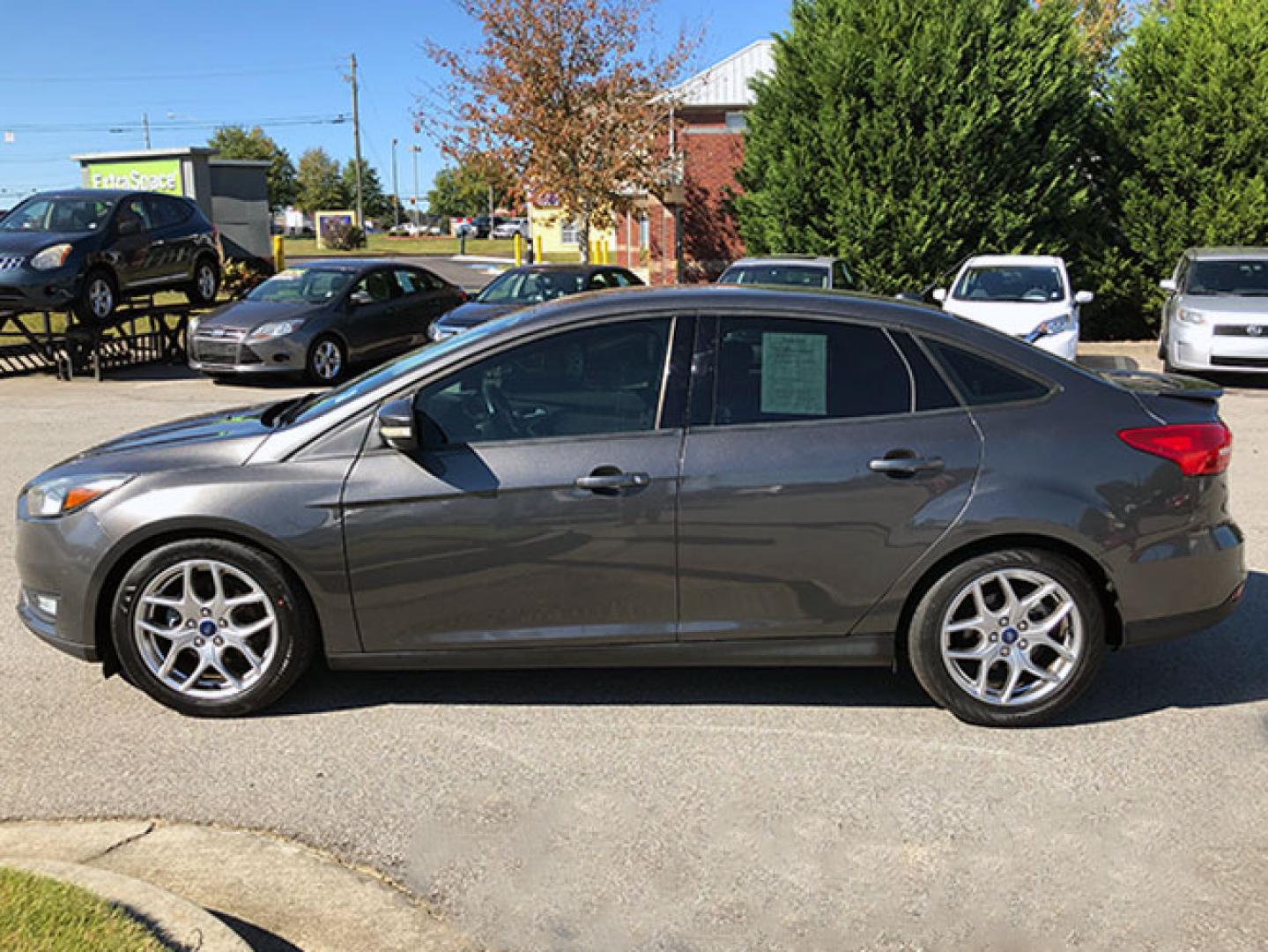 2015 Ford Focus SE Sedan (1FADP3F24FL) with an 2.0L L4 DOHC 16V engine, located at 620 Jesse Jewell Pkwy, Gainesville, GA, 30501, (678) 450-1000, 34.305923, -83.809784 - Photo#3