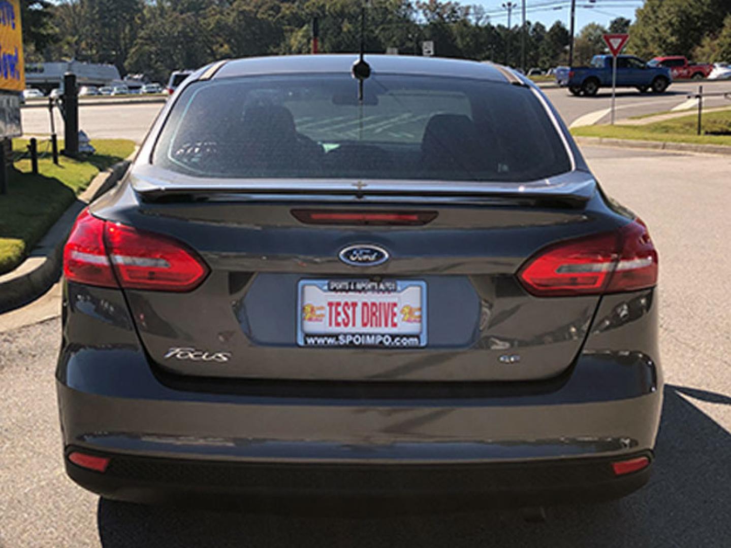 2015 Ford Focus SE Sedan (1FADP3F24FL) with an 2.0L L4 DOHC 16V engine, located at 620 Jesse Jewell Pkwy, Gainesville, GA, 30501, (678) 450-1000, 34.305923, -83.809784 - Photo#4