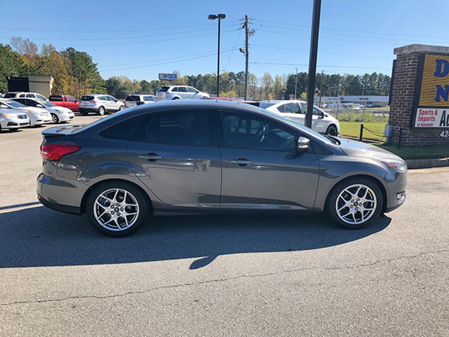 2015 Ford Focus SE Sedan (1FADP3F24FL) with an 2.0L L4 DOHC 16V engine, located at 620 Jesse Jewell Pkwy, Gainesville, GA, 30501, (678) 450-1000, 34.305923, -83.809784 - Photo#6