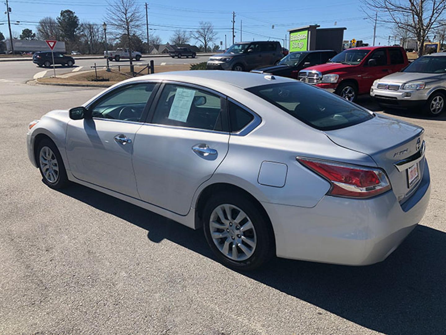 2015 Nissan Altima 2.5 S (1N4AL3AP7FN) with an 2.5L L4 DOHC 16V engine, Cvt transmission, located at 620 Jesse Jewell Pkwy, Gainesville, GA, 30501, (678) 450-1000, 34.305923, -83.809784 - Photo#4