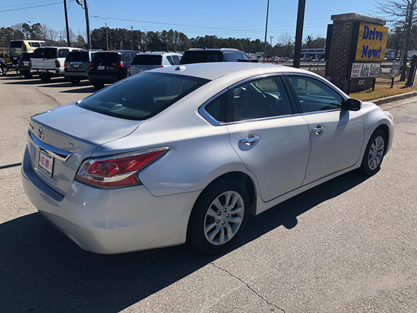 2015 Nissan Altima 2.5 S (1N4AL3AP7FN) with an 2.5L L4 DOHC 16V engine, Cvt transmission, located at 620 Jesse Jewell Pkwy, Gainesville, GA, 30501, (678) 450-1000, 34.305923, -83.809784 - Photo#6