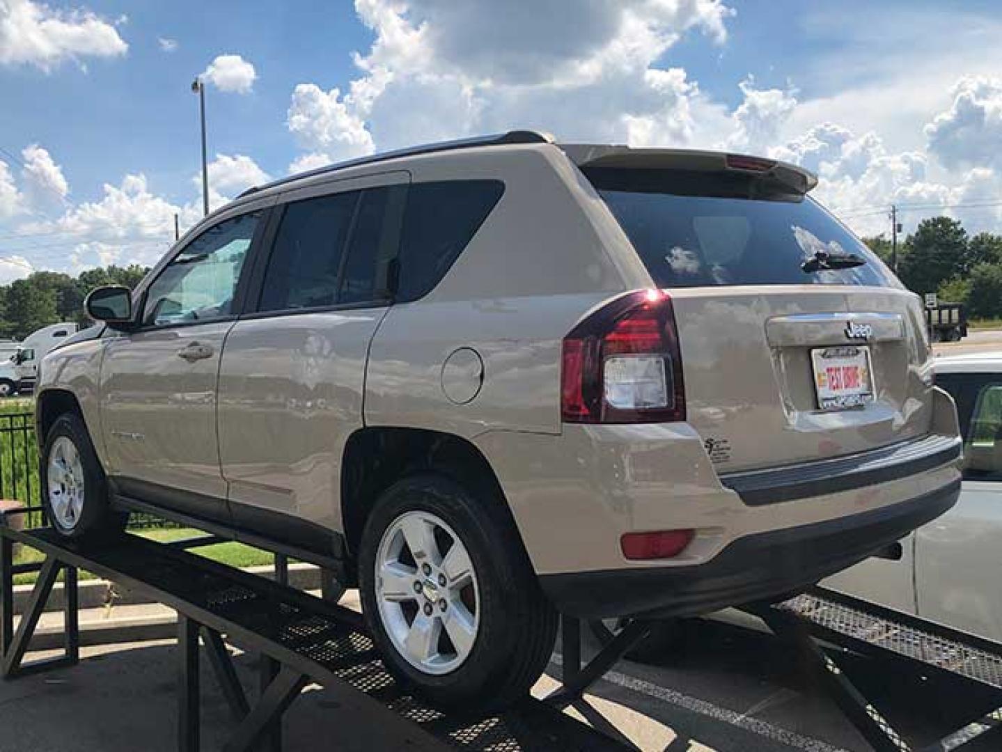 2017 Jeep Compass Latitude FWD (1C4NJCEB9HD) with an 2.4L L4 DOHC 16V engine, CVT transmission, located at 7710 Tara Blvd, Jonesboro, GA, 30236, (678) 450-1000, 33.544365, -84.367821 - Photo#4