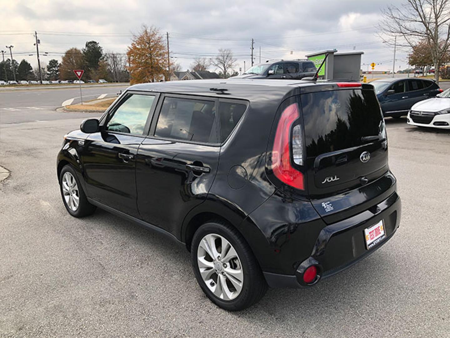 2016 Kia Soul + (KNDJP3A5XG7) with an 2.0L L4 DOHC 16V engine, 6-Speed Automatic transmission, located at 620 Jesse Jewell Pkwy, Gainesville, GA, 30501, (678) 450-1000, 34.305923, -83.809784 - Photo#4