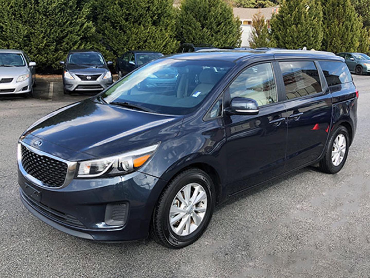 2015 Kia Sedona LX (KNDMB5C13F6) with an 3.3L V6 DOHC 24V engine, 6-Speed Automatic transmission, located at 7710 Tara Blvd, Jonesboro, GA, 30236, (678) 450-1000, 33.544365, -84.367821 - Photo#2