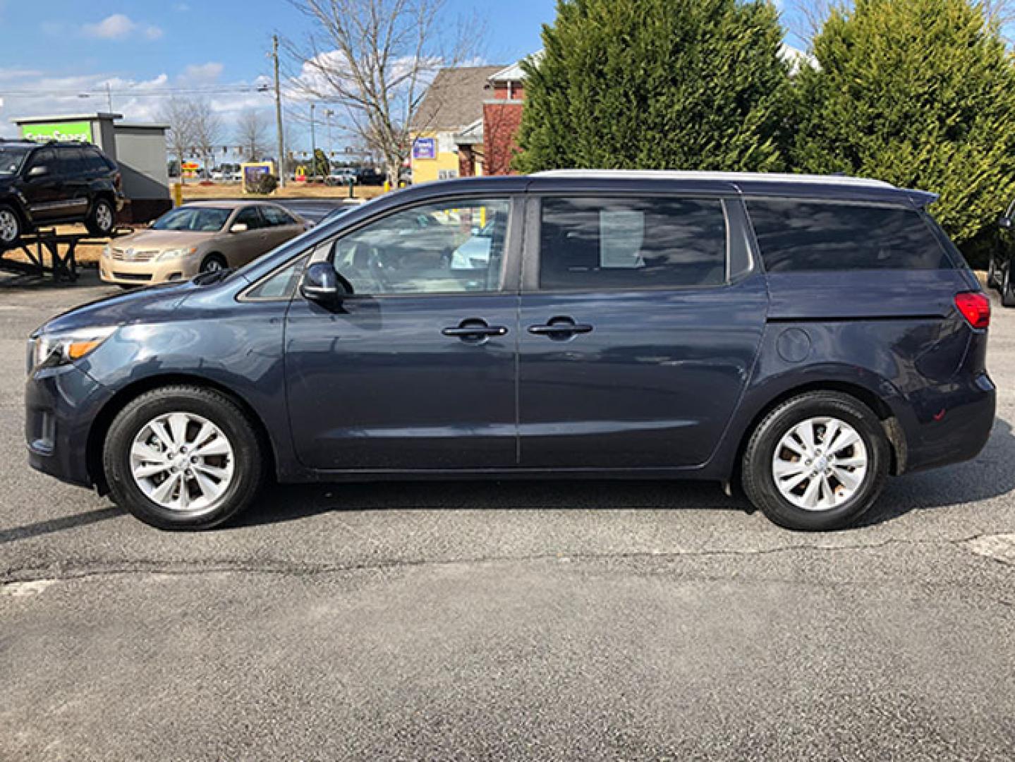 2015 Kia Sedona LX (KNDMB5C13F6) with an 3.3L V6 DOHC 24V engine, 6-Speed Automatic transmission, located at 7710 Tara Blvd, Jonesboro, GA, 30236, (678) 450-1000, 33.544365, -84.367821 - Photo#3