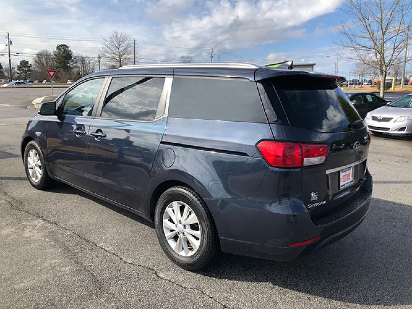 2015 Kia Sedona LX (KNDMB5C13F6) with an 3.3L V6 DOHC 24V engine, 6-Speed Automatic transmission, located at 7710 Tara Blvd, Jonesboro, GA, 30236, (678) 450-1000, 33.544365, -84.367821 - Photo#5