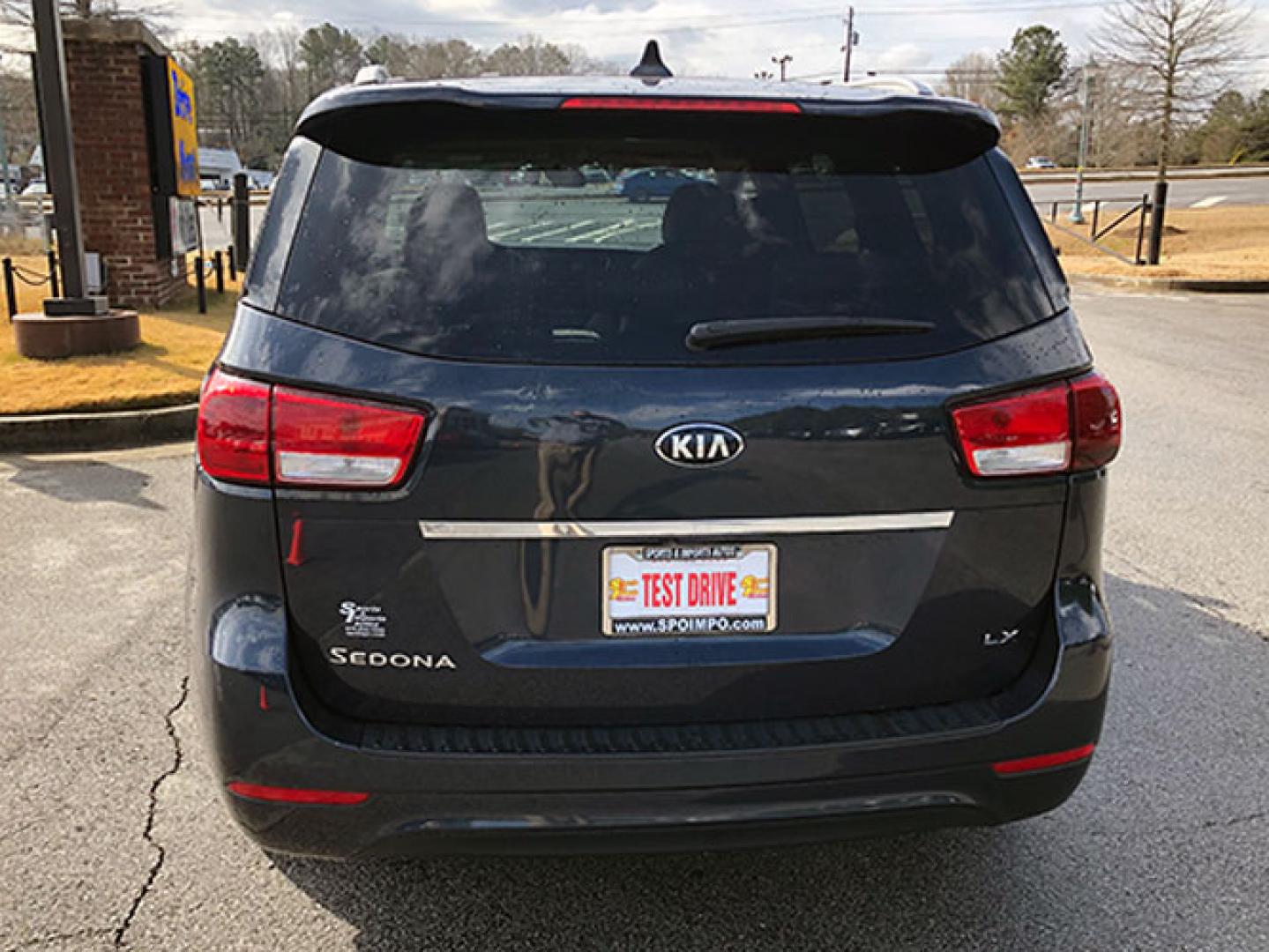 2015 Kia Sedona LX (KNDMB5C13F6) with an 3.3L V6 DOHC 24V engine, 6-Speed Automatic transmission, located at 7710 Tara Blvd, Jonesboro, GA, 30236, (678) 450-1000, 33.544365, -84.367821 - Photo#6