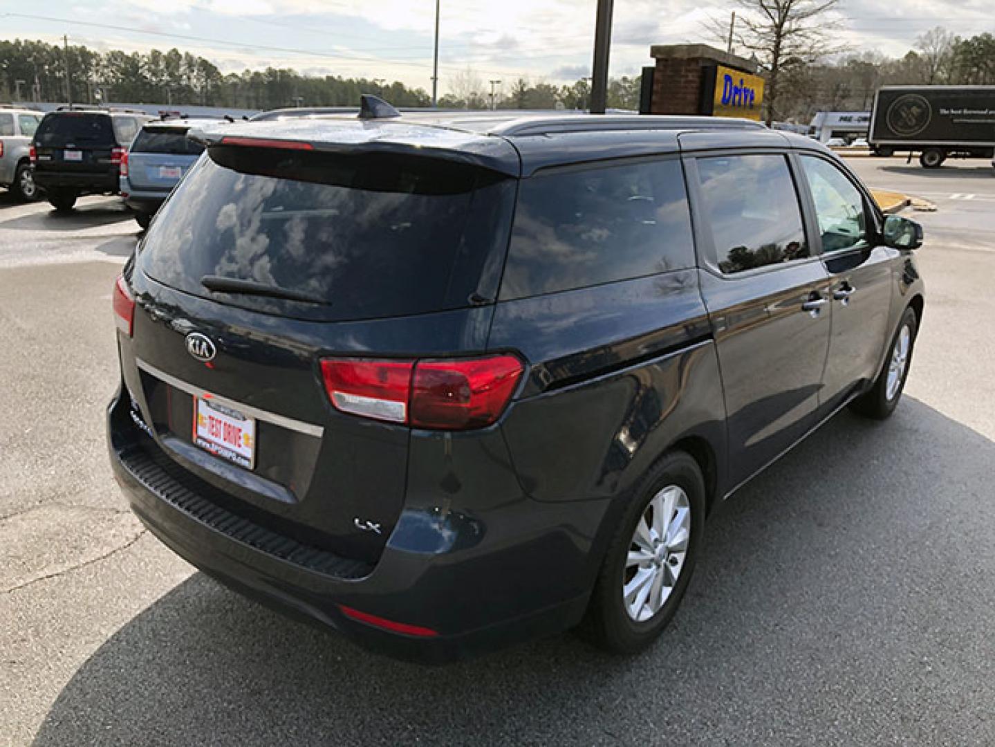 2015 Kia Sedona LX (KNDMB5C13F6) with an 3.3L V6 DOHC 24V engine, 6-Speed Automatic transmission, located at 7710 Tara Blvd, Jonesboro, GA, 30236, (678) 450-1000, 33.544365, -84.367821 - Photo#8