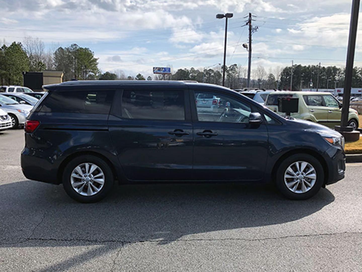 2015 Kia Sedona LX (KNDMB5C13F6) with an 3.3L V6 DOHC 24V engine, 6-Speed Automatic transmission, located at 7710 Tara Blvd, Jonesboro, GA, 30236, (678) 450-1000, 33.544365, -84.367821 - Photo#9