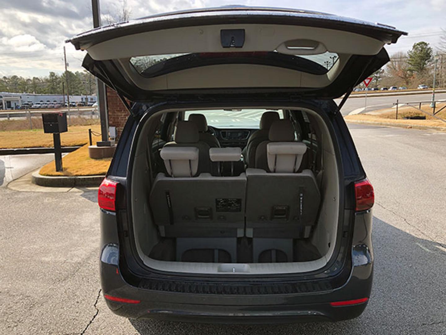 2015 Kia Sedona LX (KNDMB5C13F6) with an 3.3L V6 DOHC 24V engine, 6-Speed Automatic transmission, located at 7710 Tara Blvd, Jonesboro, GA, 30236, (678) 450-1000, 33.544365, -84.367821 - Photo#7