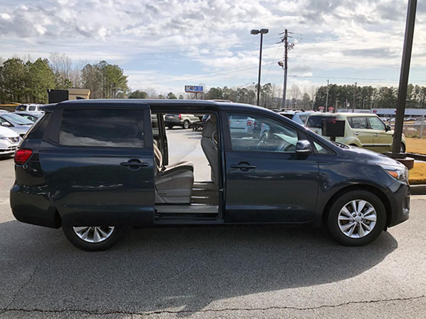 2015 Kia Sedona LX (KNDMB5C13F6) with an 3.3L V6 DOHC 24V engine, 6-Speed Automatic transmission, located at 7710 Tara Blvd, Jonesboro, GA, 30236, (678) 450-1000, 33.544365, -84.367821 - Photo#10